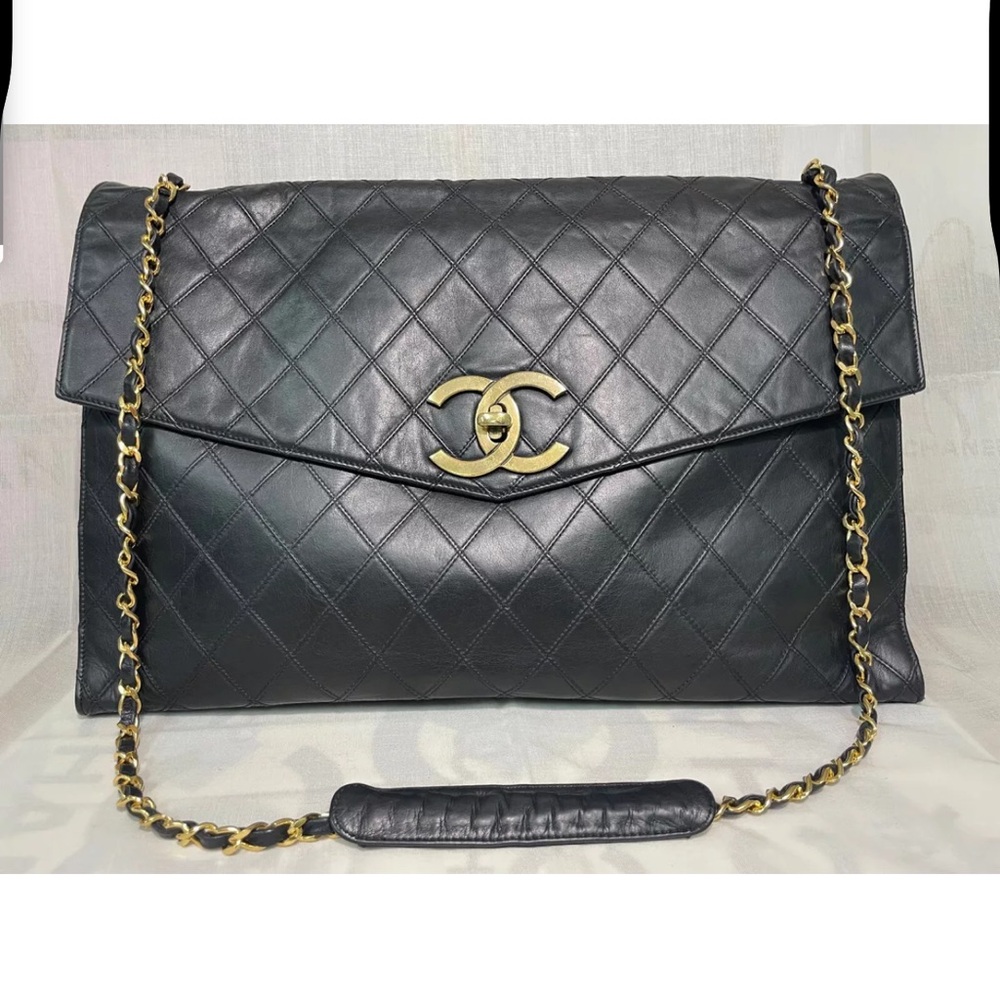 Authentic Chanel  black leather shoulder bag